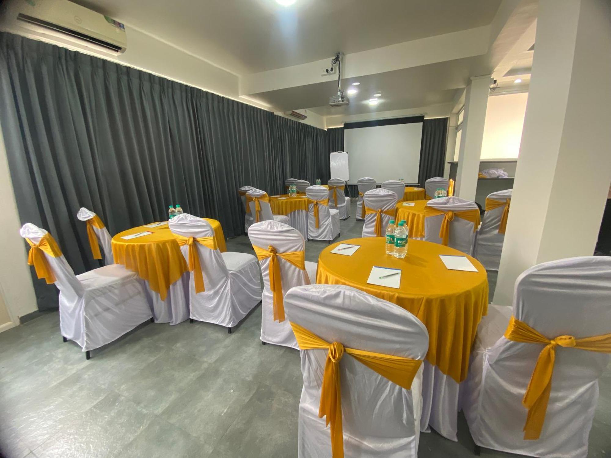 Staybird - Silver Oak, An Hotel, Kharadi Bed & Breakfast